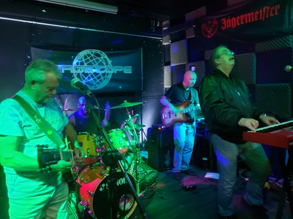 Giroscope on the Three Tuns stage